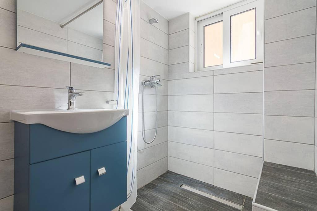 Cozy Flat With 1 Bedroom Next To Metro Station Афины Экстерьер фото