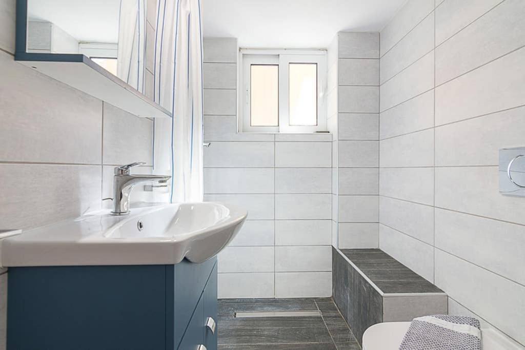 Cozy Flat With 1 Bedroom Next To Metro Station Афины Экстерьер фото
