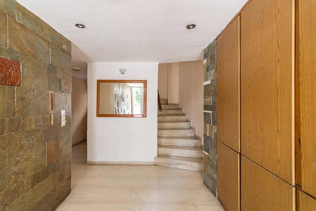 Cozy Flat With 1 Bedroom Next To Metro Station Афины Экстерьер фото